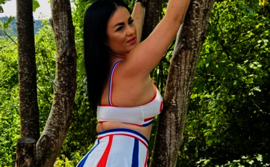 Ella ( 27 )