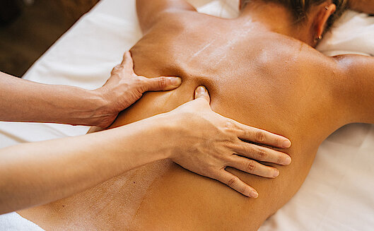 sinnliche erotische Massage mit warm Öl 